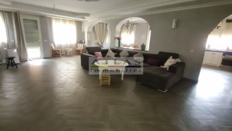 Marrakech – Socoma : Etage d’immeuble aménagé en Appartement de type Loft avec cour Anglaise