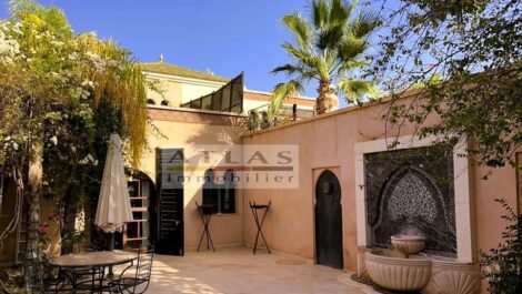 Villa-Riad in a human-sized estate with swimming pool and landscaped park