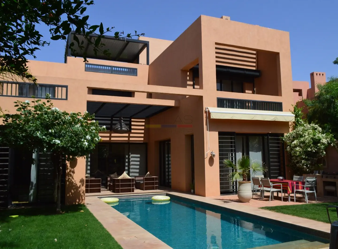 Élégante-villa-contemporaine-au-cœur-d-un-domaine-golfique (9)