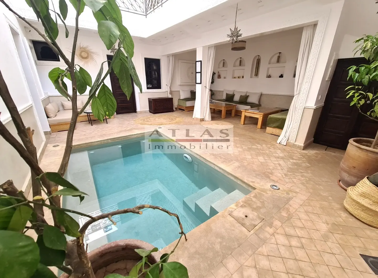 riad-vendu-marrakech-medina-5-chambres-piscine-patio-terrasse-prestige (3)