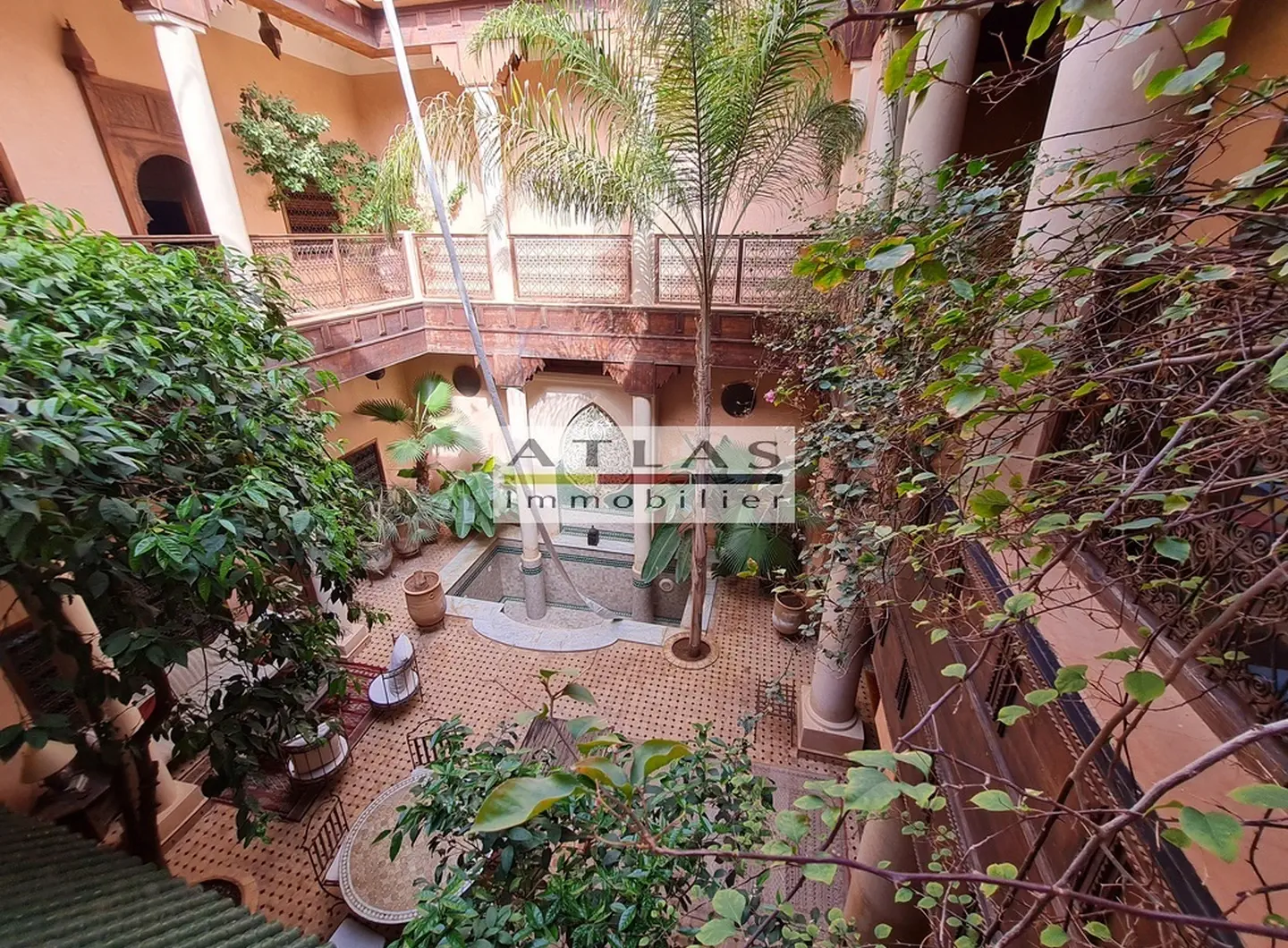 riad-vendu-marrakech-medina-patio-arbore-terrasse-suites-panorama (16)