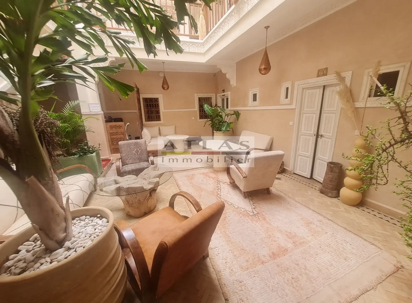 riad-vendu-marrakech-medina-patio-coupole-terrasse-vue-atlas (1)