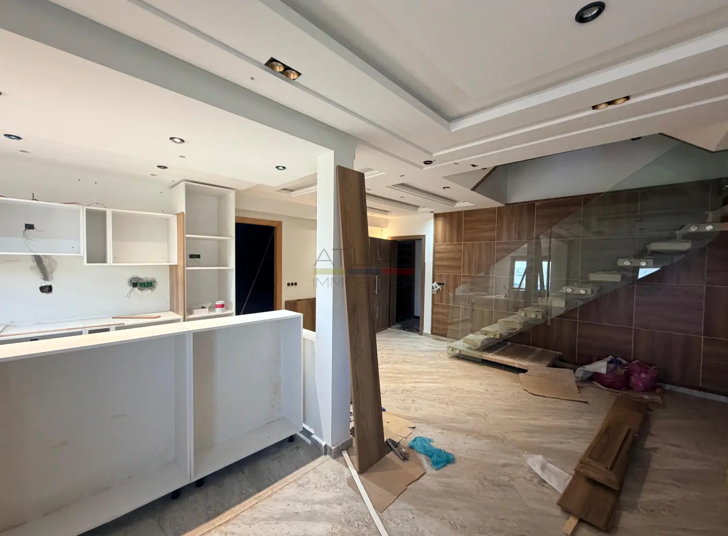 duplex-raounak-essaouira-salon-lumineux-cuisine-moderne (4)