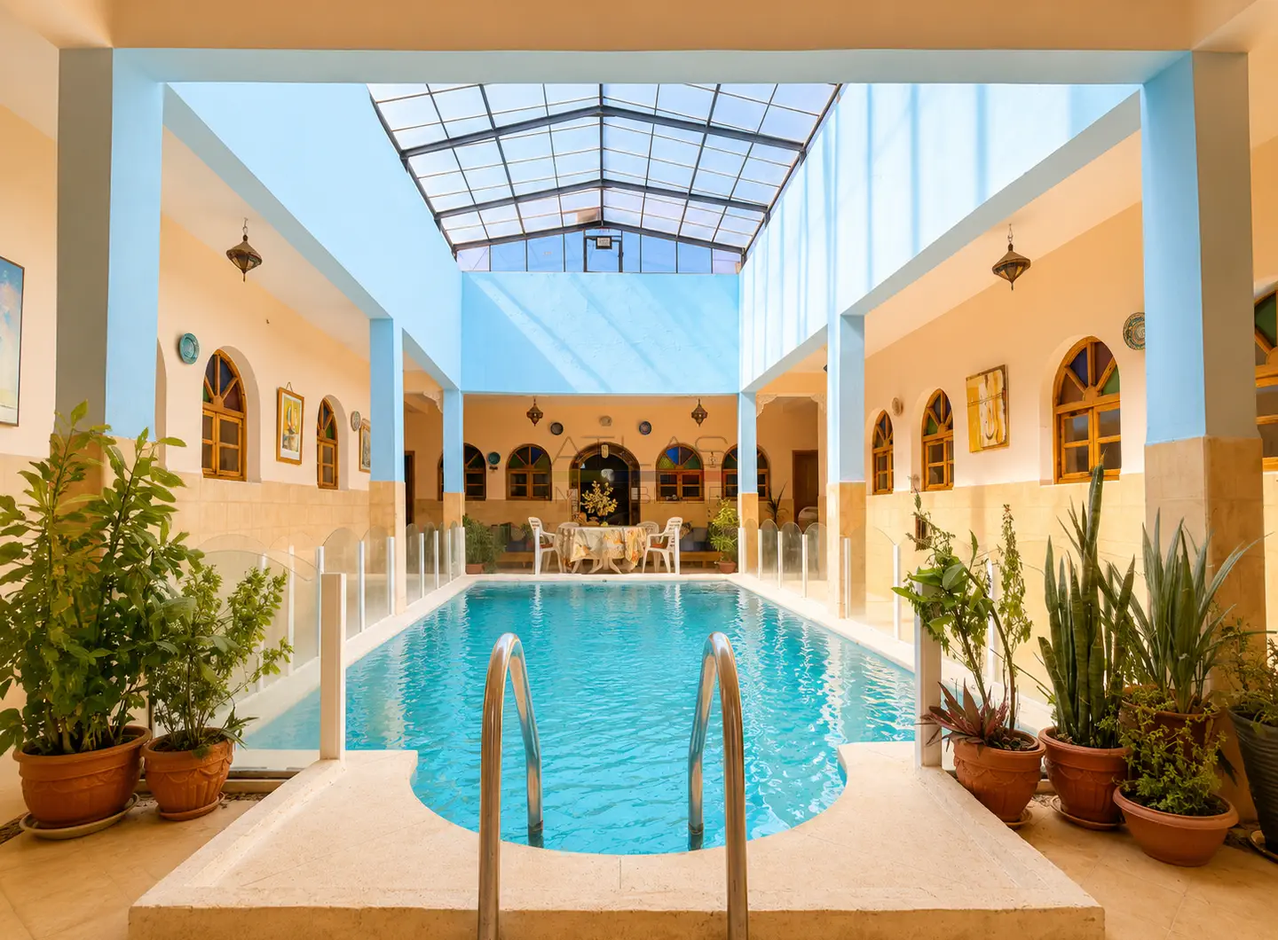 piscine-interieure-chauffee-patio-central