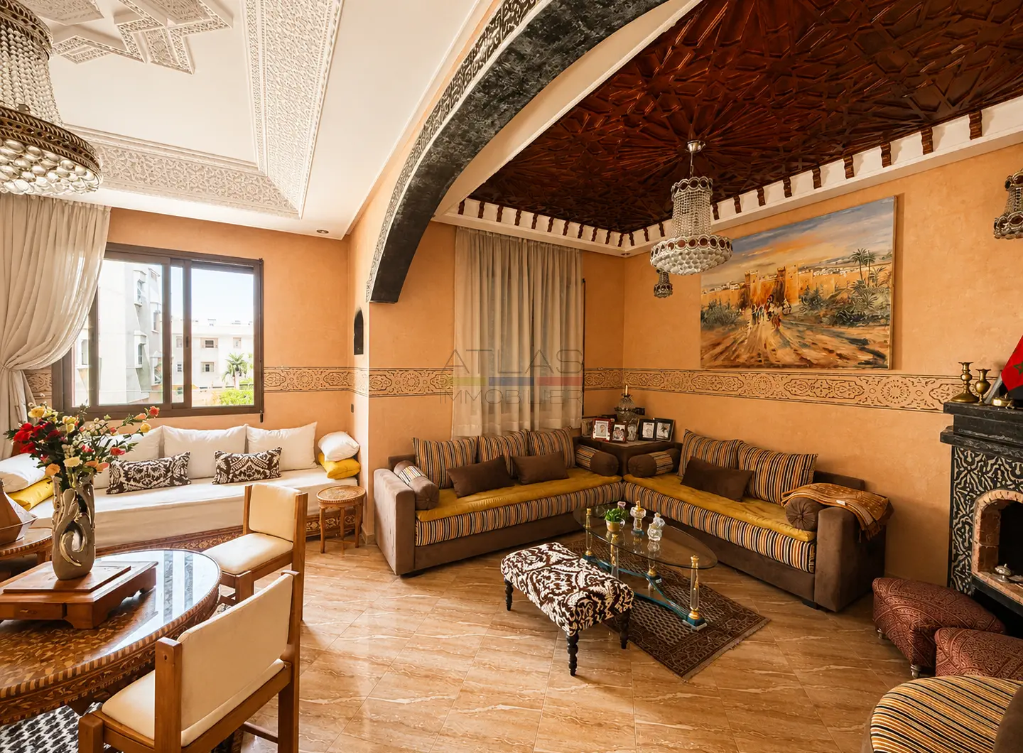 essaouira-maison-salon-marocain-plafond-sculpte