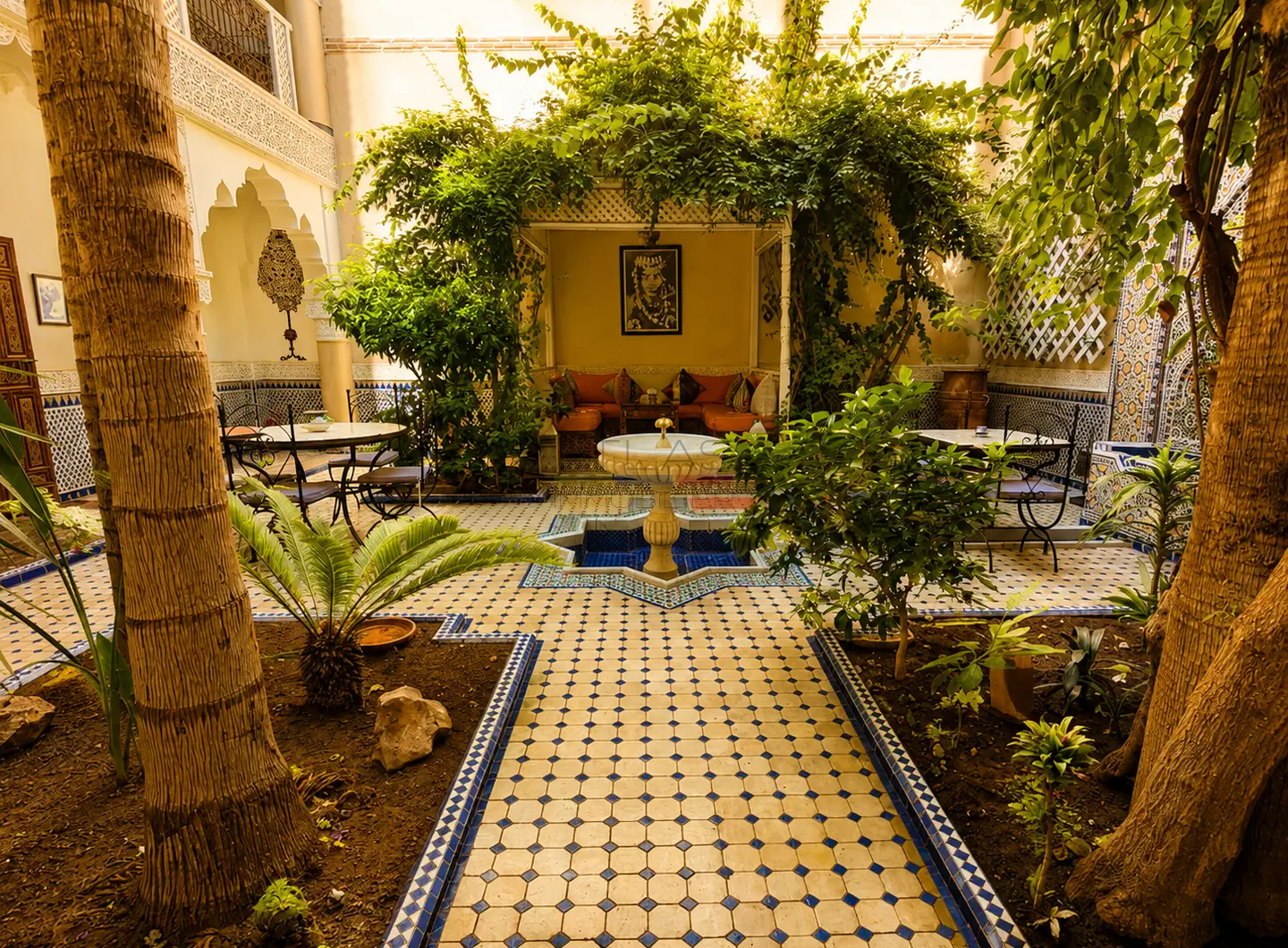 patio-jardin-fontaine-riad-luxe-medina-marrakech