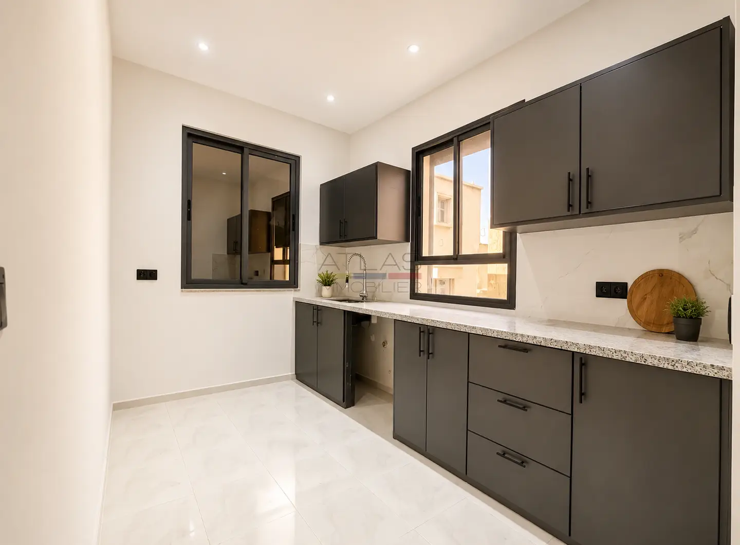 essaouira-appartement-cuisine-moderne-equipee-lumineuse