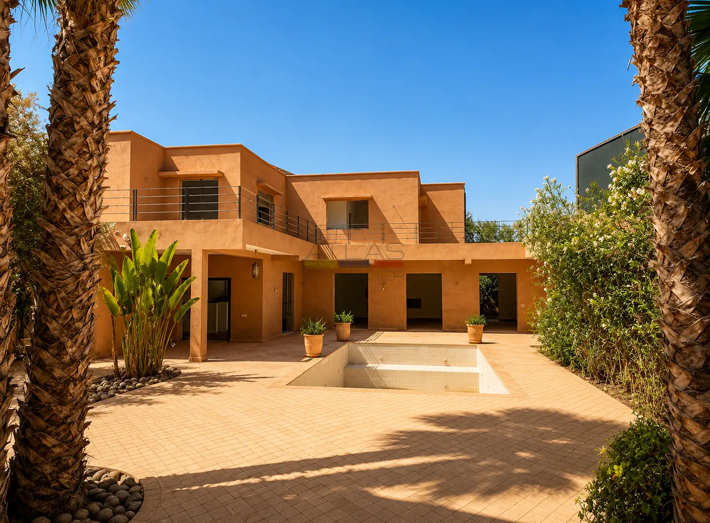 villa-contemporaine-avec-piscine-et-palmiers-marrakech