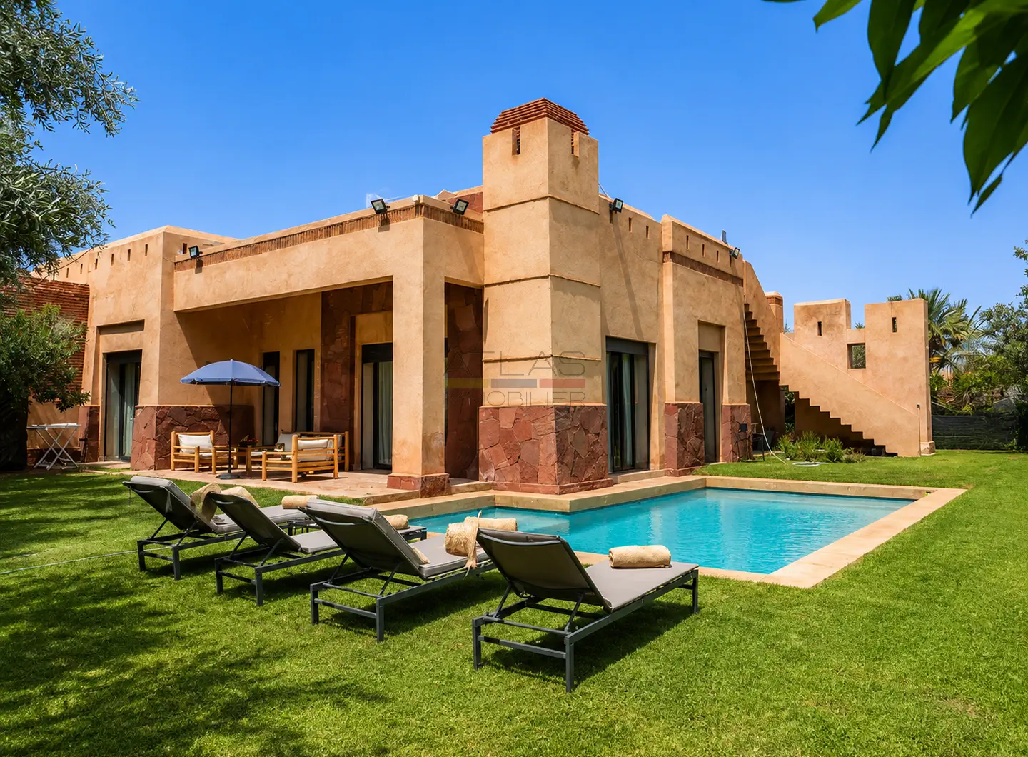 marrakech-villa-route-fes-piscine-jardin-vue-ensemble