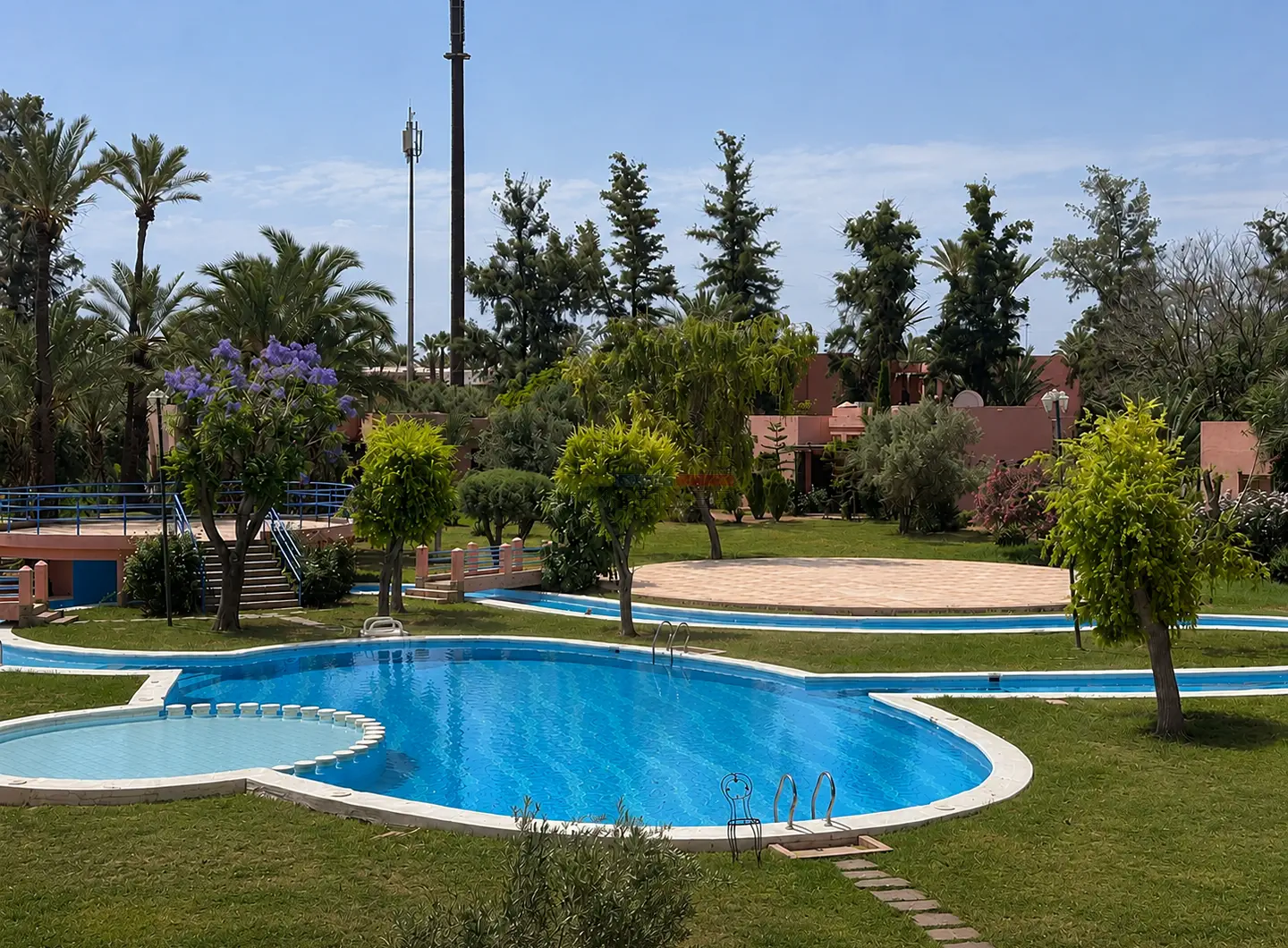 residence-palmeraie-marrakech-piscine-espaces-verts-luxueux