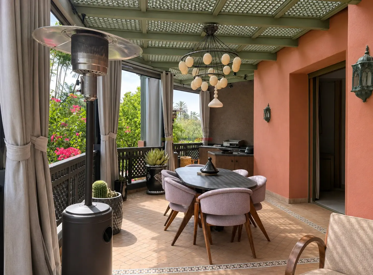 bien-immobilier-terrasse-couverte-coin-repas