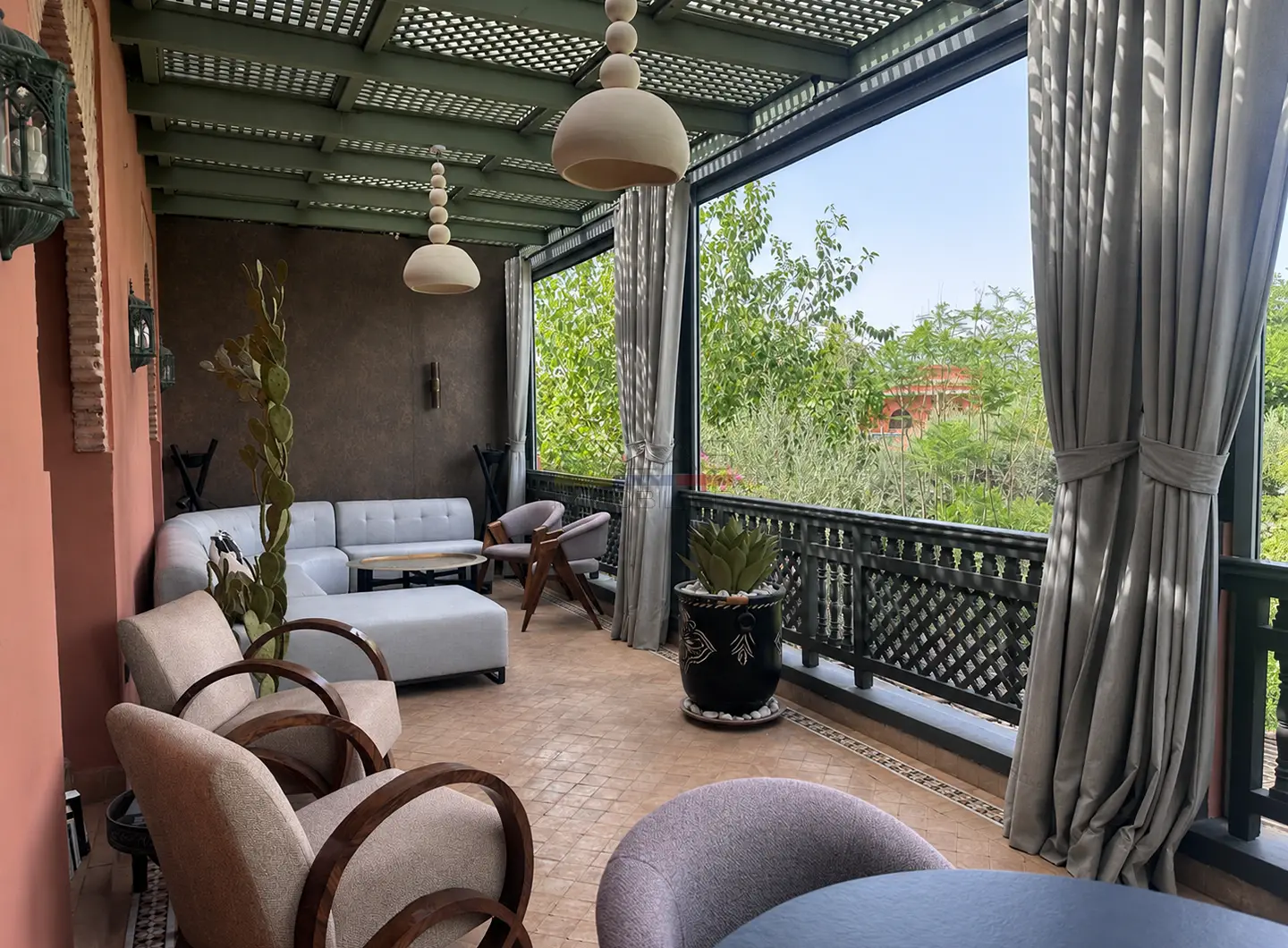 marrakech-appartement-terrasse-salon-exterieur-palmeraie