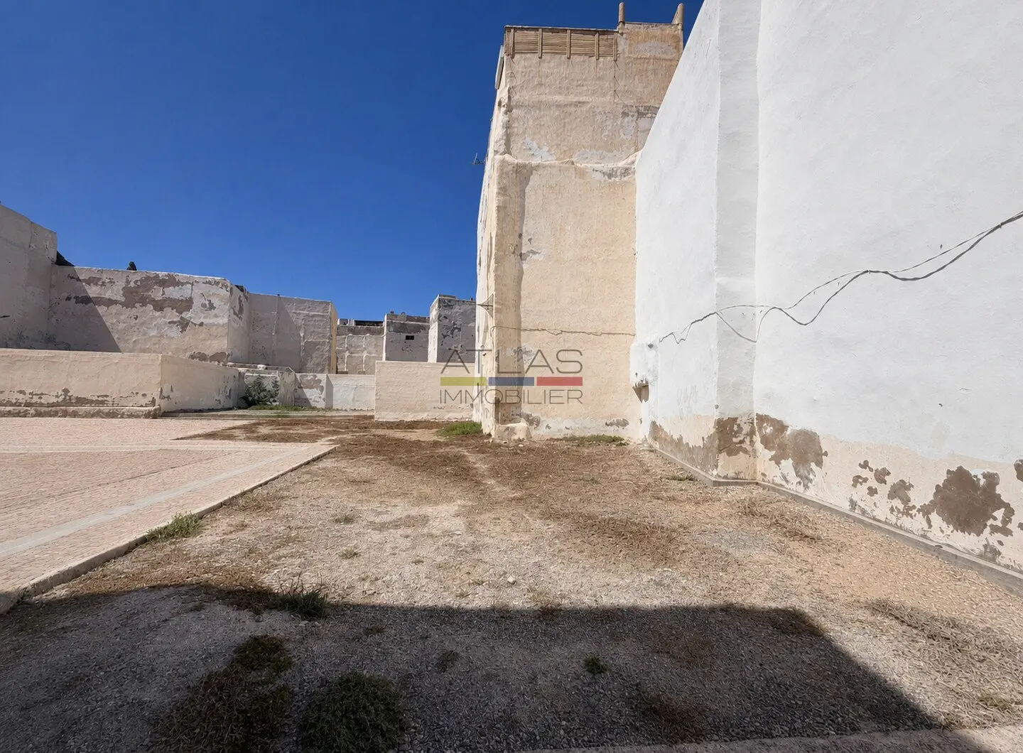 Vue large du terrain de 111 m² dans la médina d’Essaouira