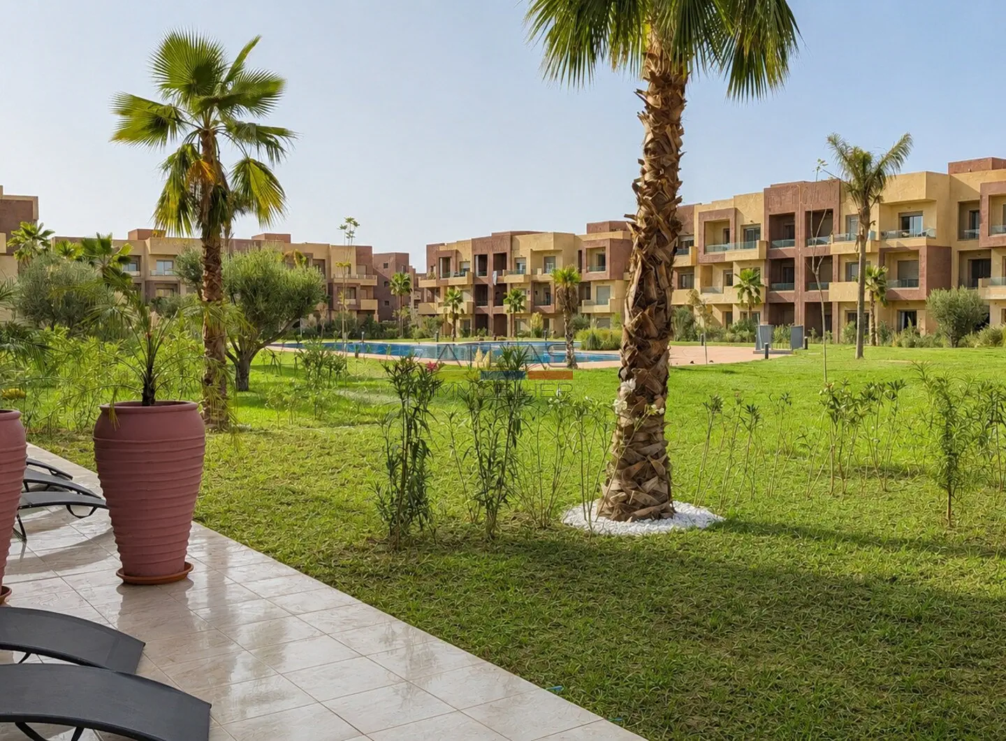 Vue depuis la terrasse sur le jardin et la piscine de Prestigia Argan à Marrakech