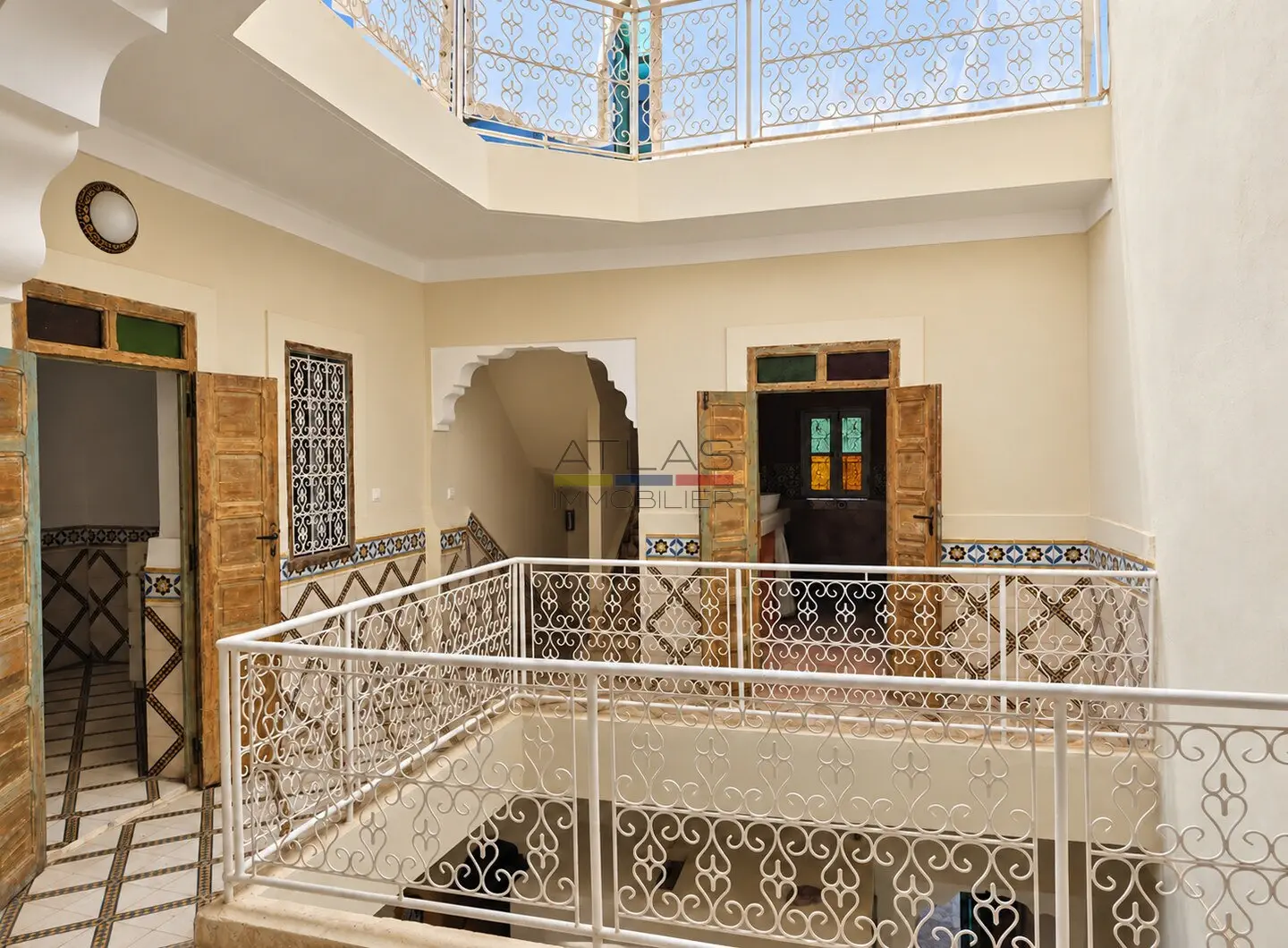 Patio et galerie d’un riad à rafraîchir dans la Médina de Marrakech