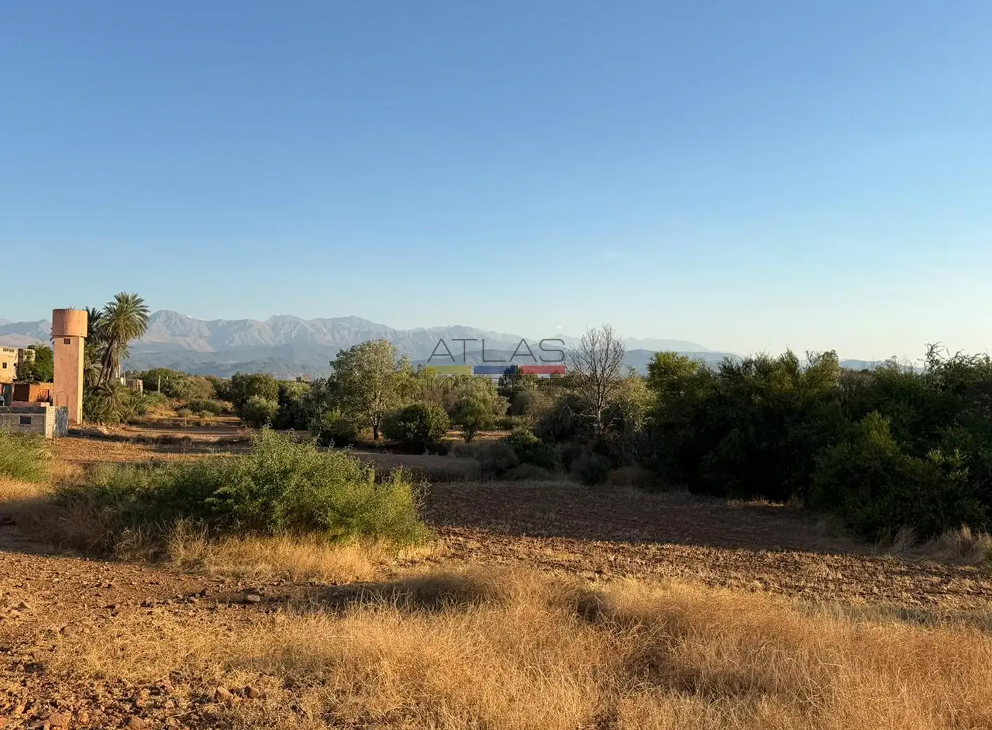 02-marrakech-terrain-route-ourika-vue-ensemble-atlas