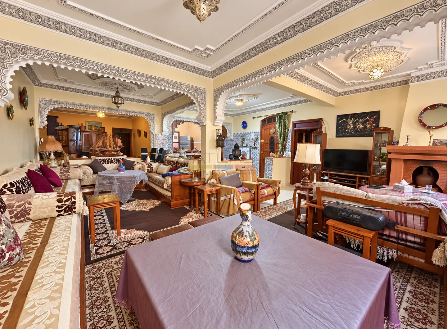 Grande pièce de vie avec salons marocains à Erraounak Essaouira