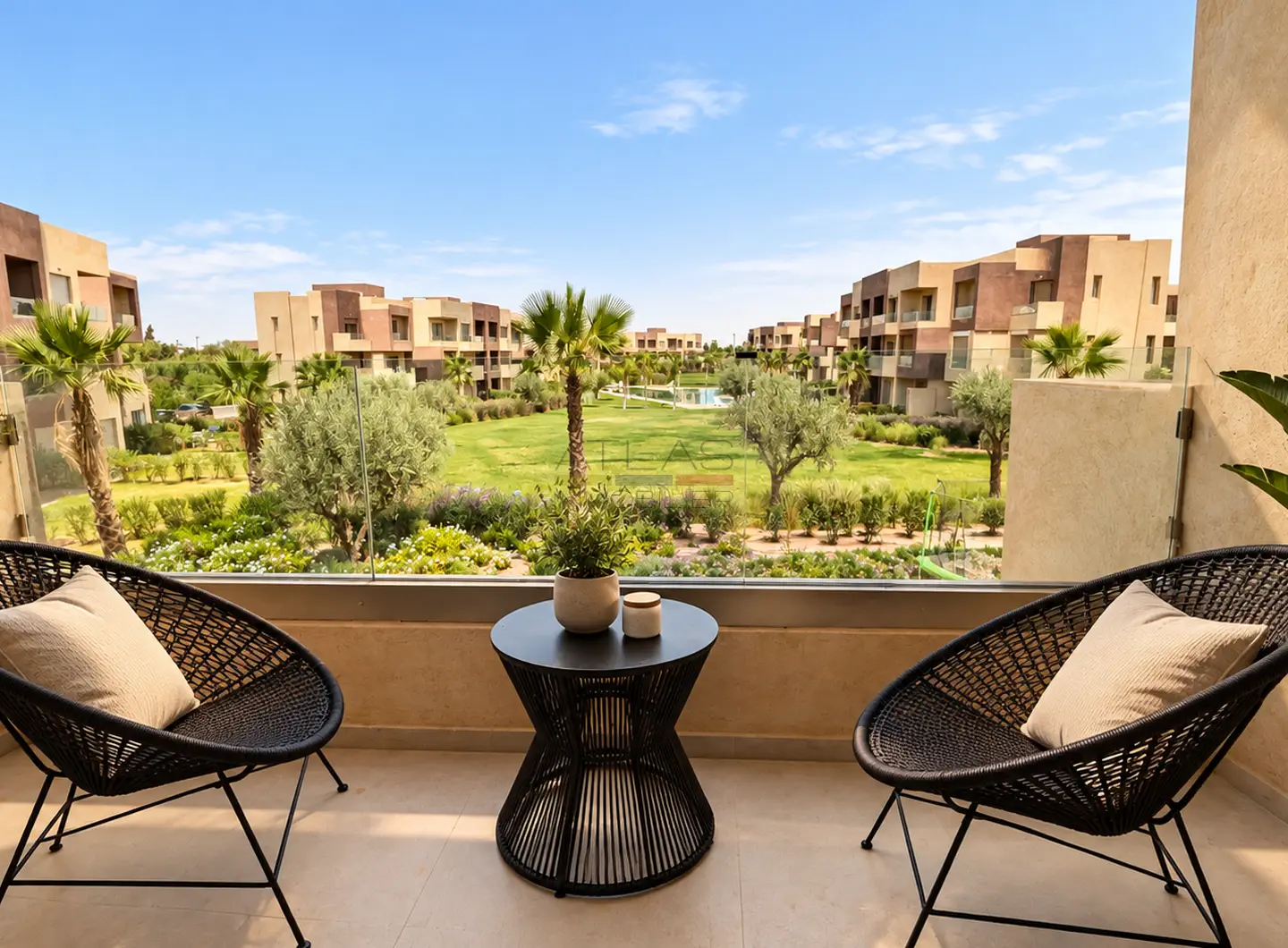 Balcon avec vue panoramique sur les jardins de la résidence à Marrakech