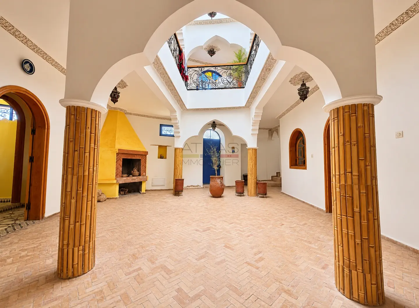 Chambre de riad avec cheminée et sol traditionnel décoratif