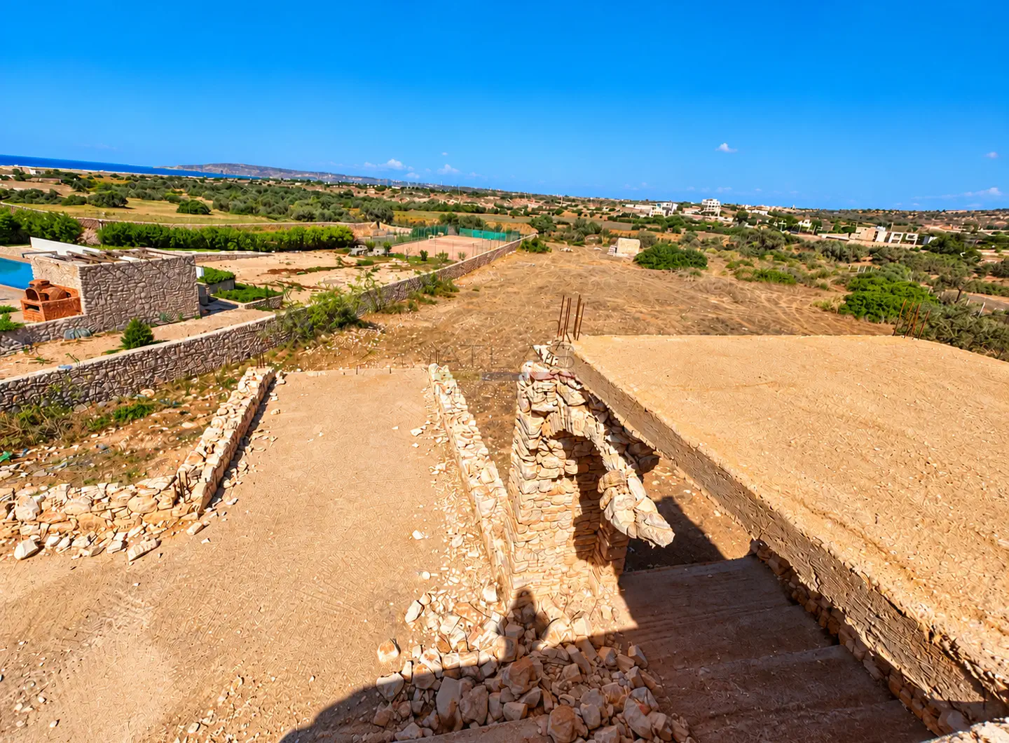 Vue panoramique depuis la construction sur le terrain de 4 383 m² et le littoral près de Sidi Kaouki à Essaouira.
